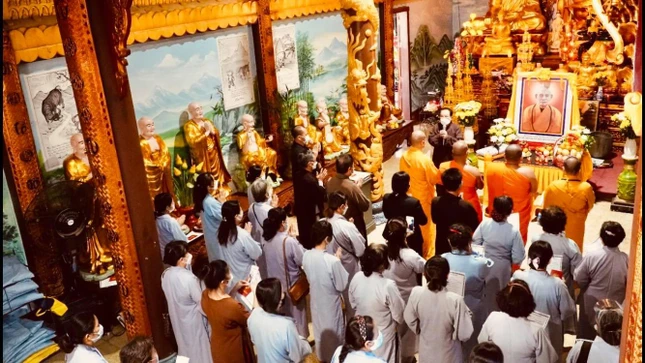 Quang cảnh lễ tưởng niệm tại chùa Phật Tích (thủ đô Viêng Chăn, Lào)