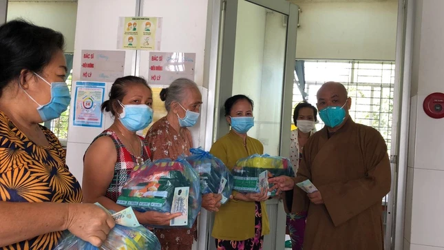 Trao quà đến bà con nghèo 3 xã Long Trạch, Tân Trạch, Phước Dong