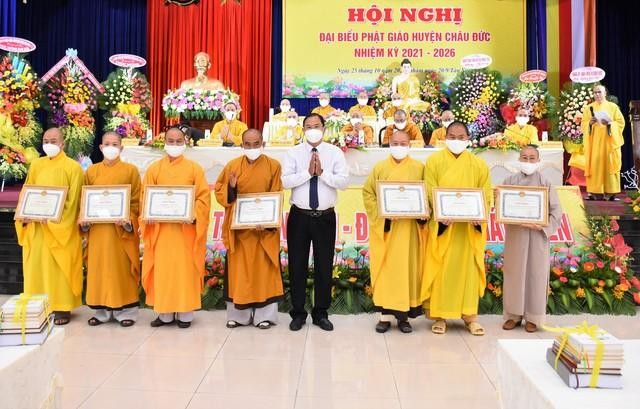 Chư tôn đức nhận Bằng khen