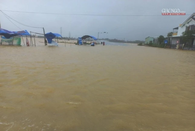 Mưa lớn kéo từ tối 22-10 đến trưa 23-10 khiến nhiều nơi ở vùng trũng Quảng Nam ngập sâu. Các đoạn đường liên huyện, liên xã các địa phương như TP Tam Kỳ, huyện Phú Ninh, Thăng Bình, Núi Thành (Quảng Nam) ngập sâu và chia cắt Mưa lớn kéo từ tối 22-10 đến trưa 23-10 khiến nhiều nơi ở vùng trũng Quảng Nam ngập sâu. Các đoạn đường liên huyện, liên xã các địa phương như TP Tam Kỳ, huyện Phú Ninh, Thăng Bình, Núi Thành (Quảng Nam) ngập sâu và chia cắt