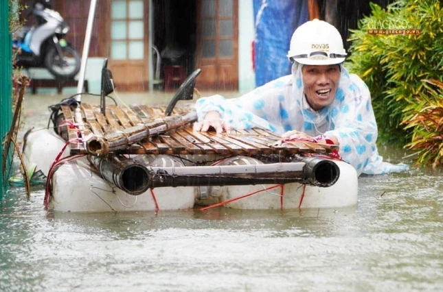 Theo ghi nhận, xã Tam Đàn (huyện Phú Ninh, Quảng Nam) có 2 thôn bị ngập nặng là Đàm Long và Đàm Trung, trong đó có nhiều hộ bị ngập sâu 1m, đã được chính quyền địa phương di dời đến nơi an toàn Theo ghi nhận, xã Tam Đàn (huyện Phú Ninh, Quảng Nam) có 2 thôn bị ngập nặng là Đàm Long và Đàm Trung, trong đó có nhiều hộ bị ngập sâu 1m, đã được chính quyền địa phương di dời đến nơi an toàn