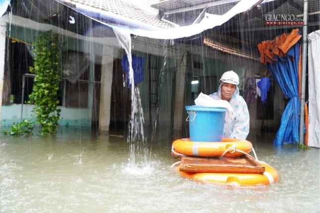 Người dân tại vùng trũng tại thôn Đàn Long, xã Tam Đàn sơ tán đến các nhà cao dọc đường lớn của xã Người dân tại vùng trũng tại thôn Đàn Long, xã Tam Đàn sơ tán đến các nhà cao dọc đường lớn của xã