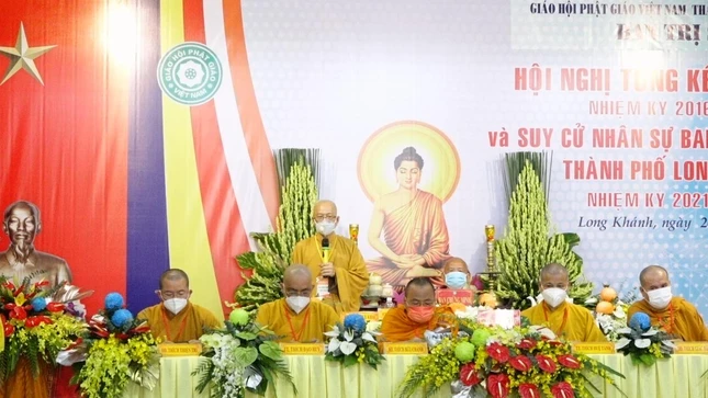 Thượng tọa Thích Huệ Khai phát biểu tại hội nghị