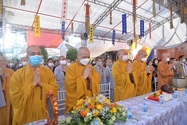 Chư tôn đức cầu nguyện cho công trình tái thiết chùa Trường Phúc