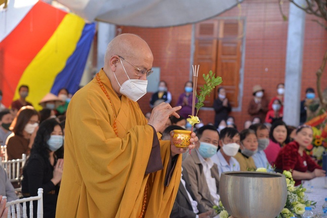 Hòa thượng Thích Quảng Tùng sái tịnh cầu nguyện công trình sớm được hoàn thiện