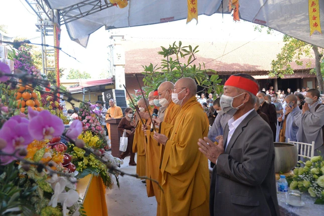 Chư tôn đức Ban Trị sự Phật giáo TP.Hải Phòng niệm hương cầu nguyện
