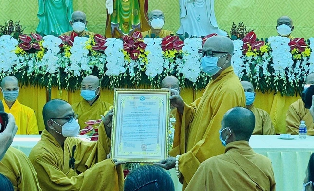 Hòa thượng Thích Lệ Linh trao quyết định bổ nhiệm trụ trì chùa Tân Phước đến Đại đức Thích Quang Bình