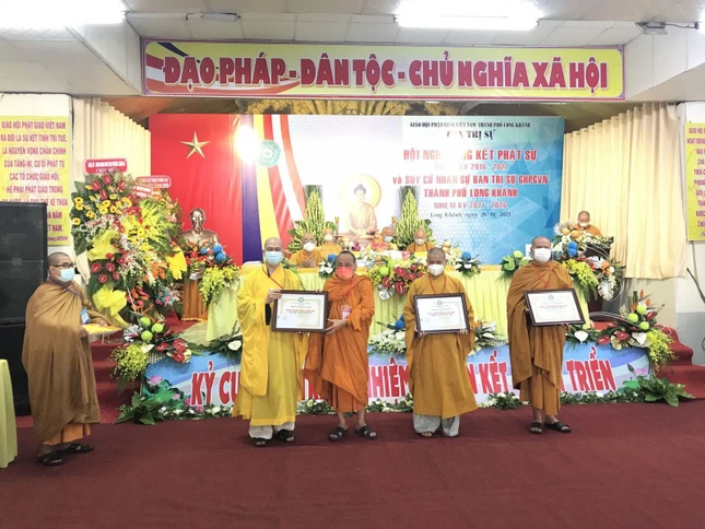 Chư tôn đức nhận Bằng tuyên dương công đức của Ban Trị sự Phật giáo tỉnh