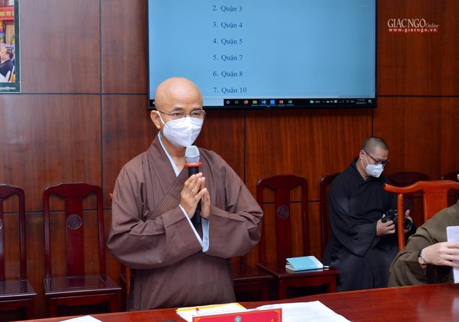 Thượng tọa Thích Thiện Quý, Phó Trưởng ban kiêm Chánh Thư ký Ban Trị sự báo cáo các hoạt động Phật sự của Phật giáo TP.HCM