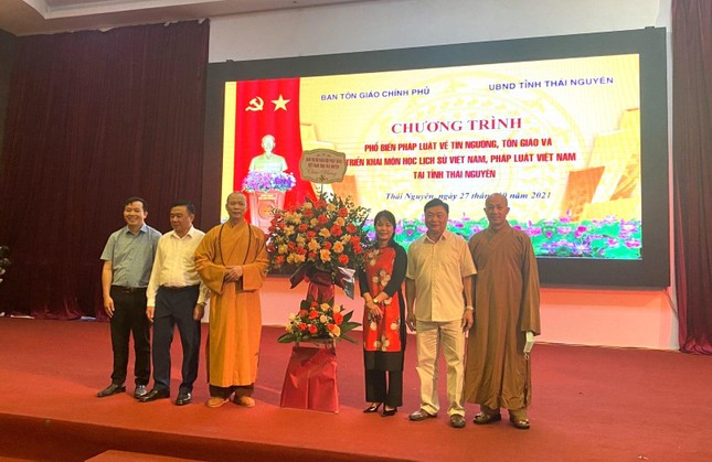 Thượng tọa Thích Nguyên Thành, Ủy viên Hội đồng Trị sự, Trưởng ban Trị sự Phật giáo tỉnh tặng hoa chúc mừng hội nghị Thượng tọa Thích Nguyên Thành, Ủy viên Hội đồng Trị sự, Trưởng ban Trị sự Phật giáo tỉnh tặng hoa chúc mừng hội nghị