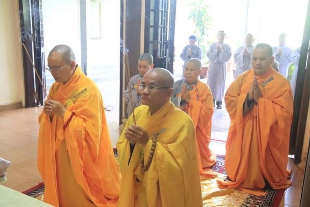 Đoàn Hòa thượng Thích Huệ Phước thành kính dâng hương tưởng niệm