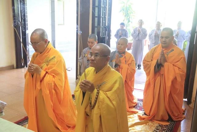 Đoàn Hòa thượng Thích Huệ Phước thành kính dâng hương tưởng niệm