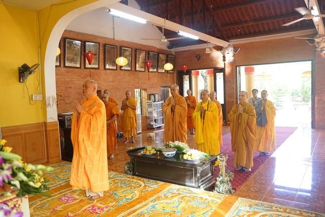 Đoàn Hòa thượng Thích Giác Đạo thành tâm dâng hương tưởng niệm chư vị Trưởng lão Hòa thượng tiền bối hữu công với Phật giáo VN