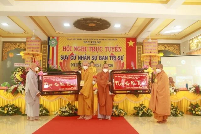 Trao khánh vàng tuyên dương chư tôn đức nhiệm kỳ qua đã hoàn thành Phật sự