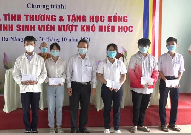 Trao học bổng cho các em học sinh, sinh viên khó khăn