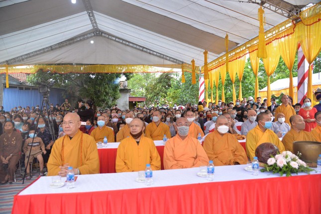 Chư tôn đức tham dự lễ an vị long cốt Tổ đường chùa Ngọc Quang