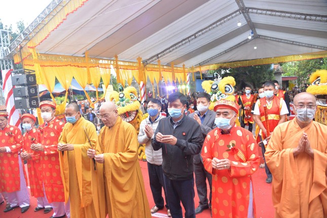 Chư tôn đức niêm hương cầu nguyện cho công trình sớm được thành tựu