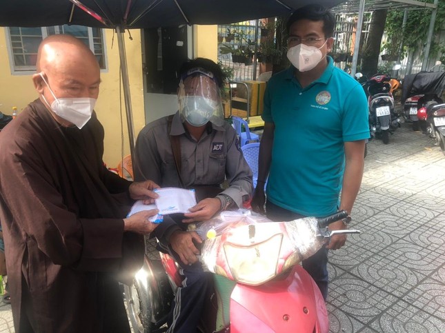 Hòa thượng Thích Tâm Viên trao quà đến gia đình khó khăn - Ảnh: TQ