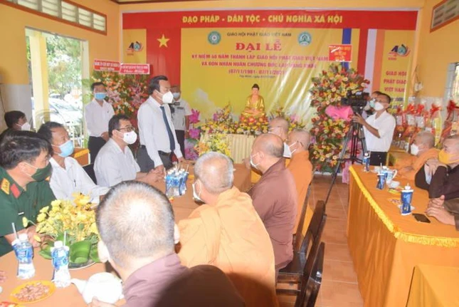 Ông Phạm Hồng Thái chúc mừng chư tôn đức nhân Đại lễ Kỷ niệm 40 năm thành lập GHPGVN