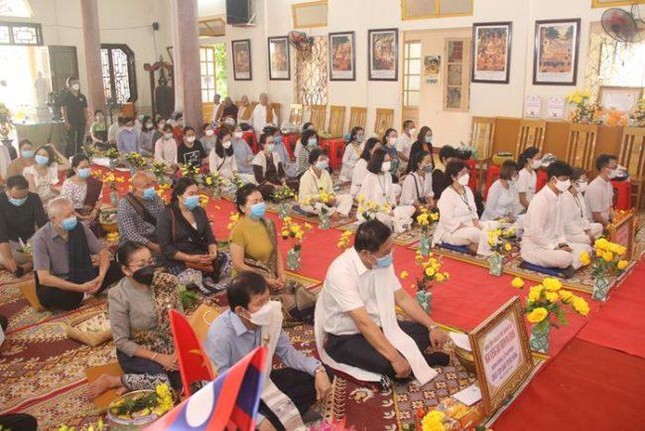 Các Phật tử dự lễ dâng y cúng dường chư Tăng sau ba tháng mùa mưa