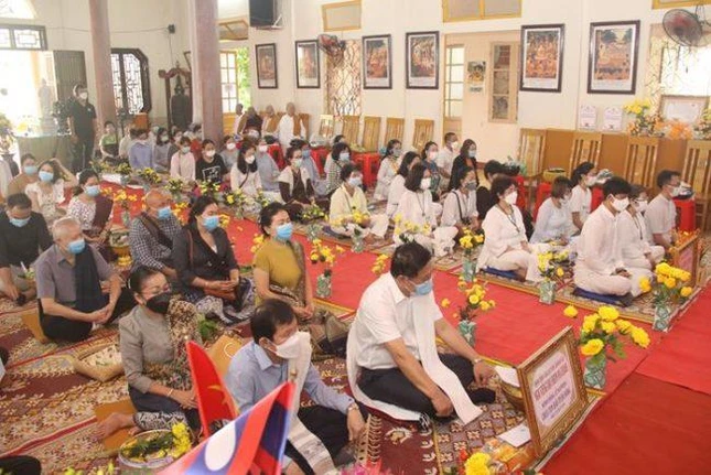 Các Phật tử dự lễ dâng y cúng dường chư Tăng sau ba tháng mùa mưa Các Phật tử dự lễ dâng y cúng dường chư Tăng sau ba tháng mùa mưa