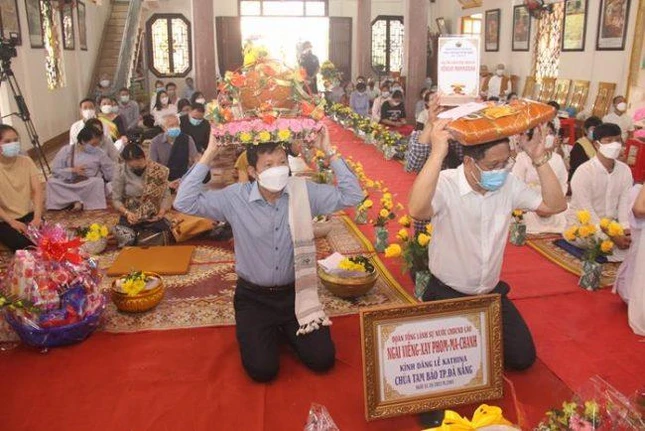 Dâng y Kathina cúng dường Dâng y Kathina cúng dường