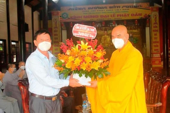 Thượng tọa Thích Tĩnh Triệt nhận hoa chúc mừng của Công an huyện Châu Thành
