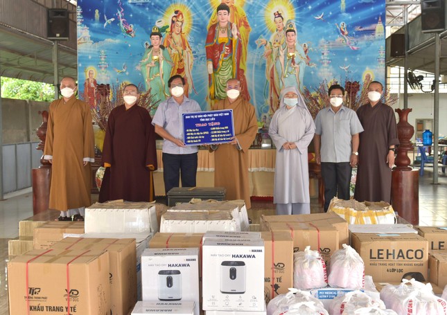 Thường trực Ban Trị sự GHPGVN tỉnh trao tặng thiết bị y tế hỗ trợ công tác phòng chống dịch Covid-19 trong tỉnh Thường trực Ban Trị sự GHPGVN tỉnh trao tặng thiết bị y tế hỗ trợ công tác phòng chống dịch Covid-19 trong tỉnh
