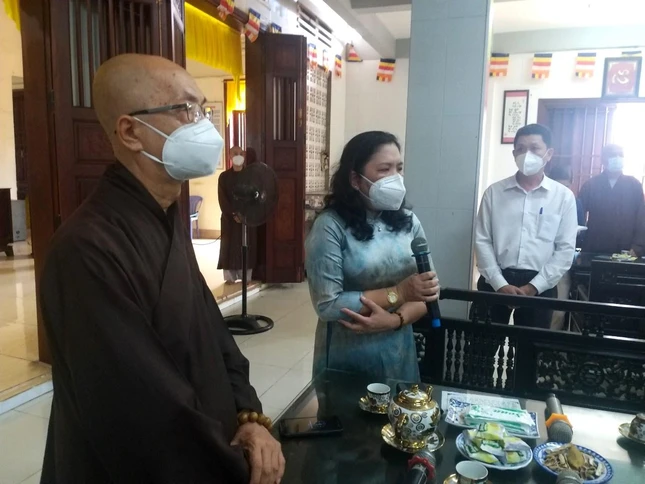 Bà Hồ Thị Hoàng Yến trân trọng chúc mừng và chia sẻ niềm vui đến Ban Trị sự GHPGVN tỉnh Bến Tre nhân Đại lễ Kỷ niệm 40 năm thành lập GHPGVN