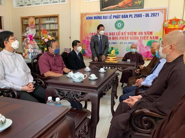 Ông Huỳnh Mộng Giang, Phó Chủ tịch Thường trực Ủy ban MTTQVN tỉnh Khánh Hòa chúc mừng chư tôn đức nhân Kỷ niệm 40 năm thành lập GHPGVN