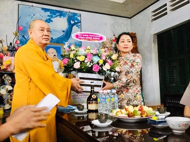 Bà Nguyễn Thị Phong Vũ tặng hoa chúc mừng Ban Trị sự huyện Phù Mỹ