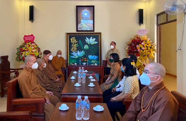 Ông Rah Lan Chung kính chúc sức khỏe đến chư tôn đức Ban Trị sự GHPGVN tỉnh