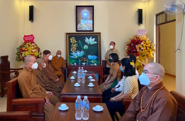 Ông Rah Lan Chung kính chúc sức khỏe đến chư tôn đức Ban Trị sự GHPGVN tỉnh