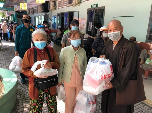 Hòa thượng Thích Chơn Tịnh trao quà đến người nghèo quận Gò Vấp - Ảnh: TQ