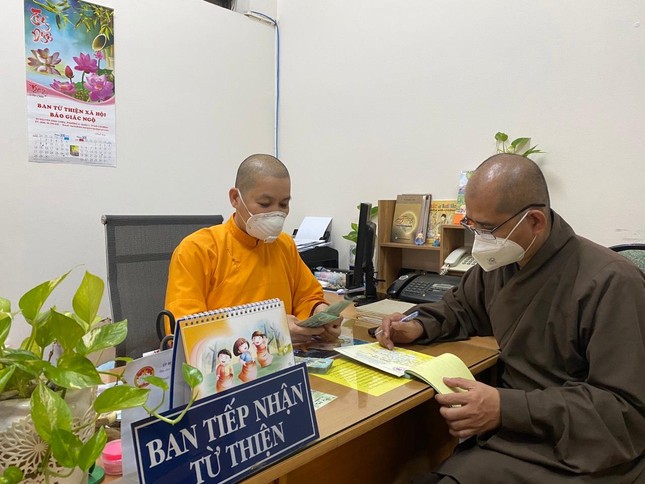 Đại đức Thích Pháp Đăng trao ủng hộ của các Phật tử Đạo tràng Pháp Hoa