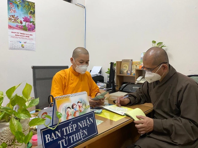 Đại đức Thích Pháp Đăng trao ủng hộ của các Phật tử Đạo tràng Pháp Hoa