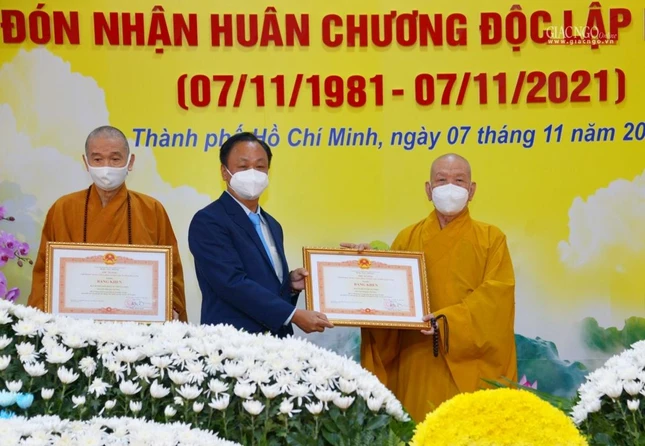 Ông Trà Quang Thanh, đại diện Ban Tôn giáo Chính phủ trao Bằng khen của Bộ Nội vụ