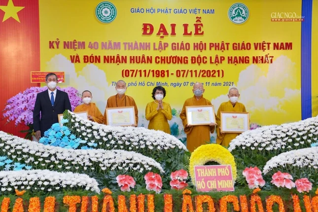 Chư tôn đức Tăng Ni nhận Bằng khen của Ủy ban Trung ương MTTQVN