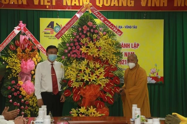 Ông Bùi Chí Thành trao hoa chúc mừng đến Hòa thượng Thích Quảng Hiển