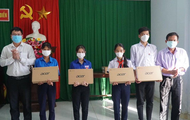 Đại đức Thích Huệ Trọng tài trợ máy tính cho học sinh