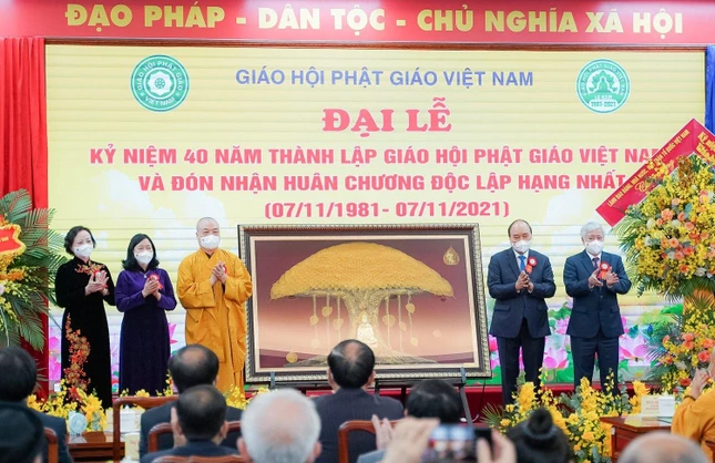 Chủ tịch nước trao tặng bức tranh lưu niệm đến GHPGVN