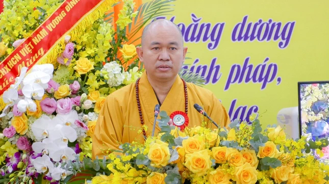 Thượng tọa Thích Đức Thiện báo cáo thành tựu Phật sự qua 40 năm phát triển của GHPGVN và đề ra định hướng phát triển của GHPGVN