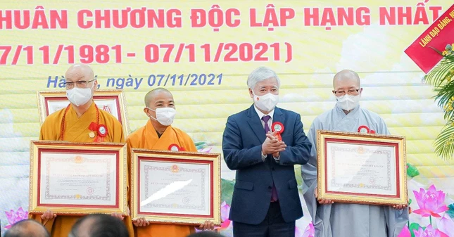 Đón nhận Huân chương của Chủ tịch Ủy ban Trung ương MTTQVN Đỗ Văn Chiến