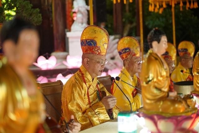 Hòa thượng Thích Huệ Phước niêm hương cầu nguyện