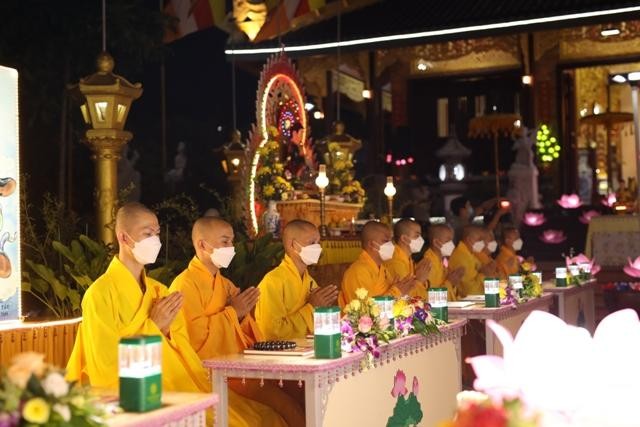 Chư Tăng trì tụng kinh Dược sư