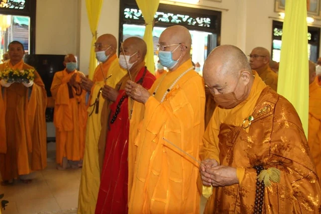 Chư tôn giáo phẩm niêm hương tưởng niệm Đại tường Trưởng lão Hòa thượng Thích Như Ý