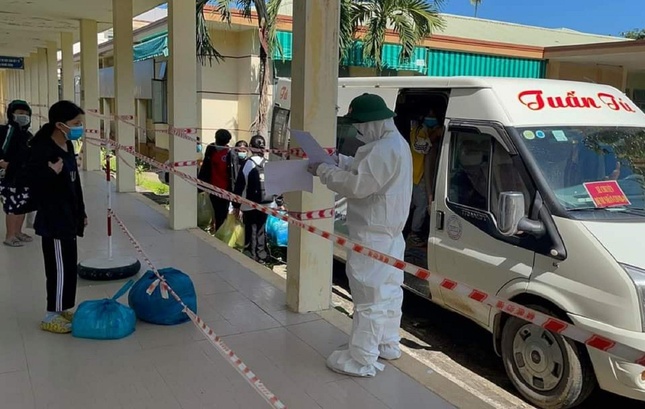 Thầy Lê Huy Phương, Hiệu trưởng Trường Phổ thông Dân tộc bán trú Tiểu học Trà Tập tiếp nhận học sinh không may bị nhiễm Covid-19, vượt 130 km đến bệnh viện điều trị