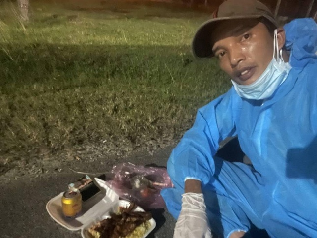 Bữa cơm muộn sau hành trình dài 130km trong ngày của thầy Phương