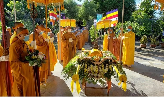 Thành kính tưởng niệm trước linh cốt Hòa thượng Thích Ngộ Tịnh