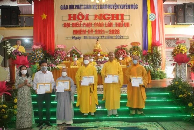 Bà Đinh Hồng Nhung, Trưởng ban Dân vận Huyện ủy trao Bằng khen đến chư tôn đức Tăng Ni Bà Đinh Hồng Nhung, Trưởng ban Dân vận Huyện ủy trao Bằng khen đến chư tôn đức Tăng Ni